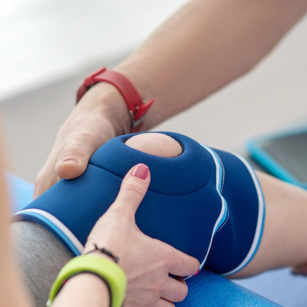 male-physiotherapist-hands-holding-knee-bandage-of-2024-10-11-19-04-08-utc-scaled-r9fav1zpmve1udnygt3xb3dm72m4w9rie4mne08evs male-physiotherapist-hands-holding-knee-bandage-of-2024-10-11-19-04-08-utc-scaled-r9fav1zpmve1udnygt3xb3dm72m4w9rie4mne08evs